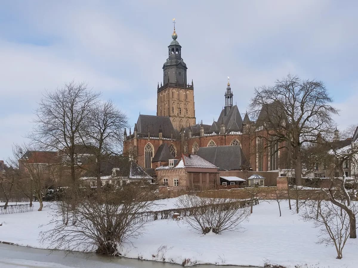 Zutphen: een gotische kerk met een zware toren boven de Hanzestad
