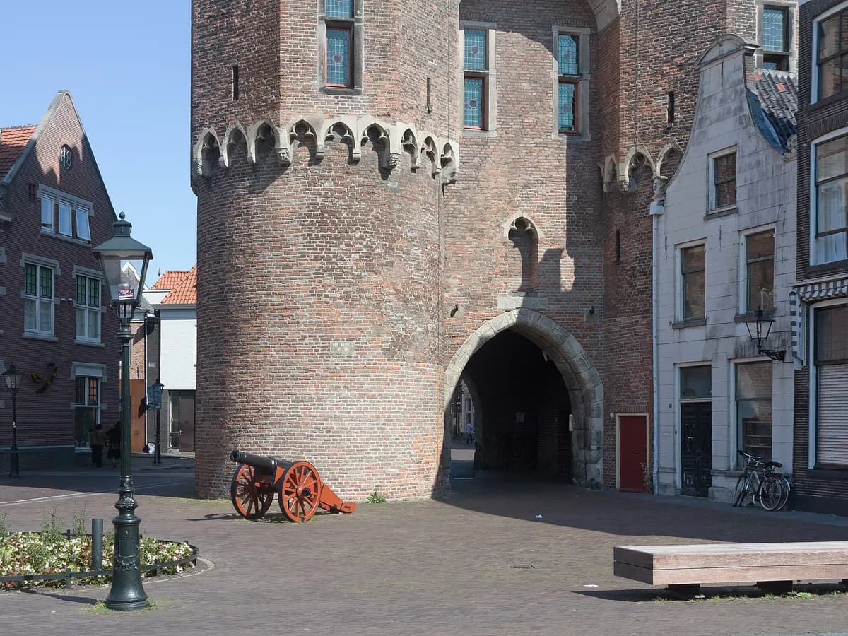Zwolle: een middeleeuwse stadspoort met vier hoektorentjes aan de gracht