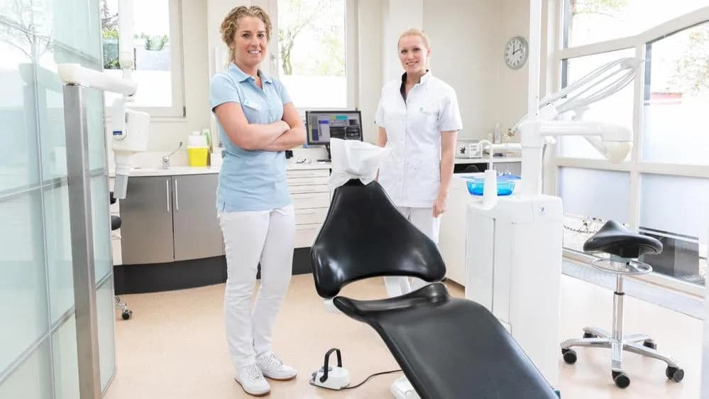 Dental Clinics Huizen — foto uit de Google-vermelding van de praktijk