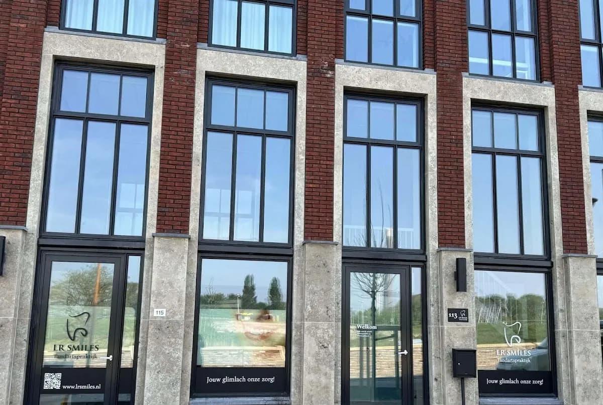 LR Smiles Tandartspraktijk — foto uit de Google-vermelding van de praktijk