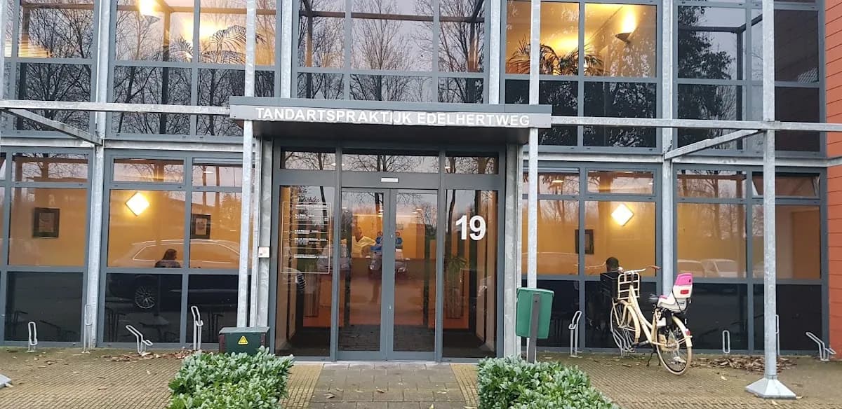 Tandarts Almere — foto uit de Google-vermelding van de praktijk